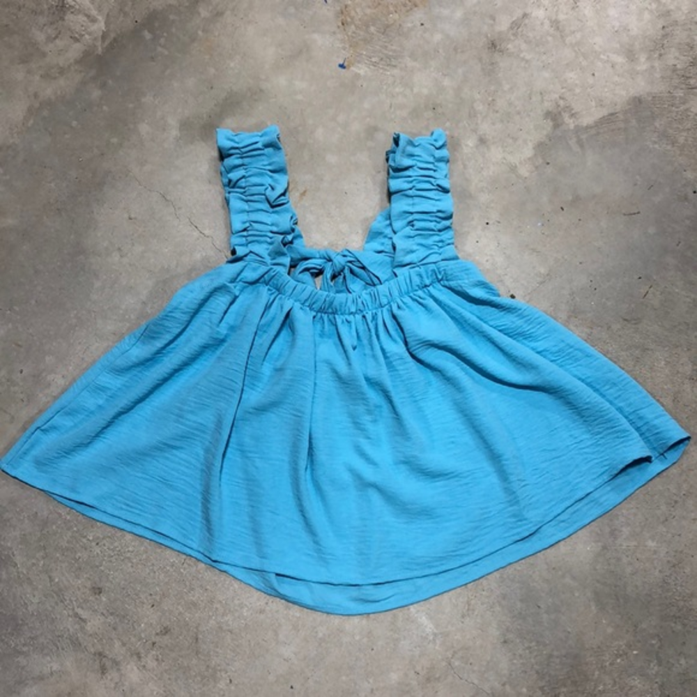 Baby blue top / size M / lily pad brand / G 57‎